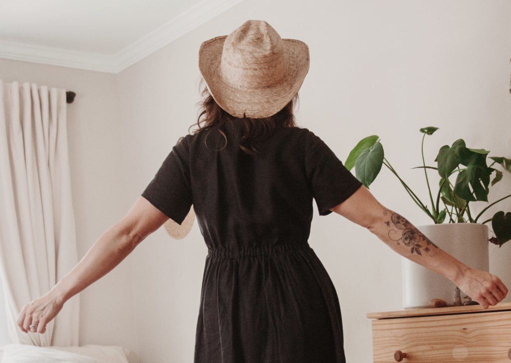 Hinterland Hack-a-thon: Make a V-neck dress with waist darts, elastic back, and widened sleeves 1